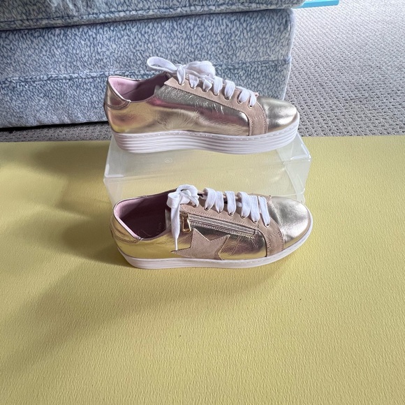 Sole Bliss Sneaker: Gold with Khaki Star. Easy Slip on and Zip up. Size 40. - Picture 5 of 8
